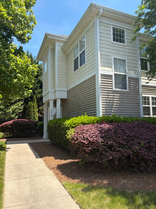 Building Photo - 2320 Madison Green Dr