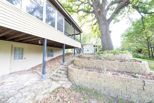 Building Photo - 9424 Thomas Rd