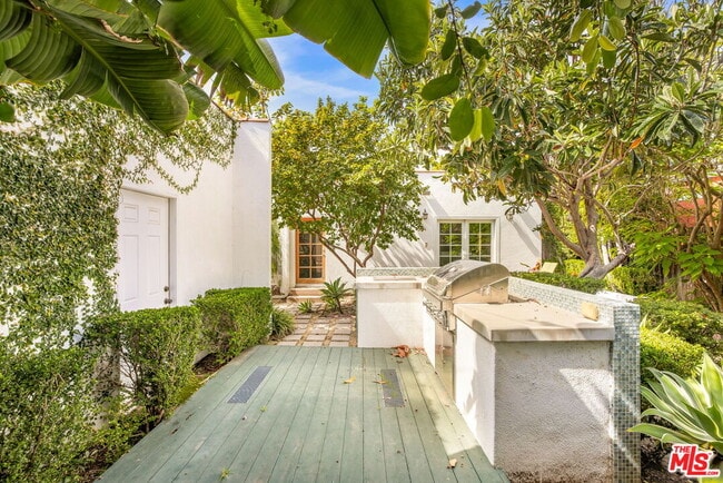 Building Photo - 1134 N Poinsettia Pl