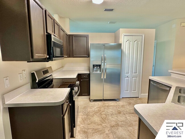 Building Photo - 16 Pinelynn Dr