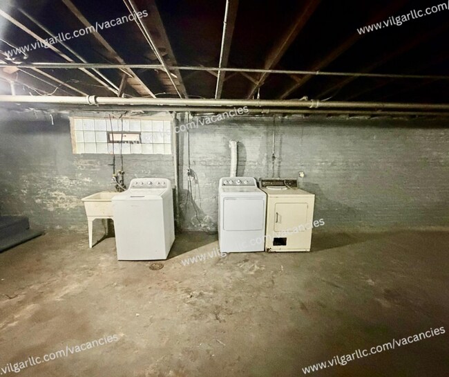 Building Photo - 3 Large Bedrooms • 1 Full Bathroom. A clean, spacious home ready for immediate move-in.