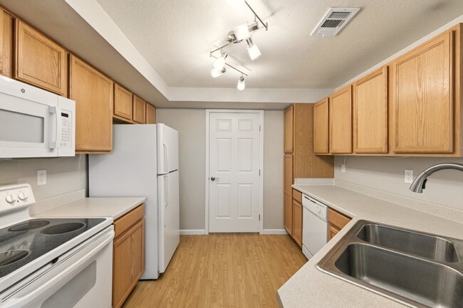Building Photo - Beautiful 1 Bedroom Condo - Carport, Community and Gym available ASAP!