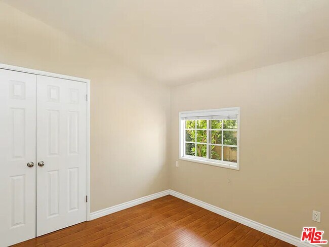 Building Photo - 526 N Emerald Dr