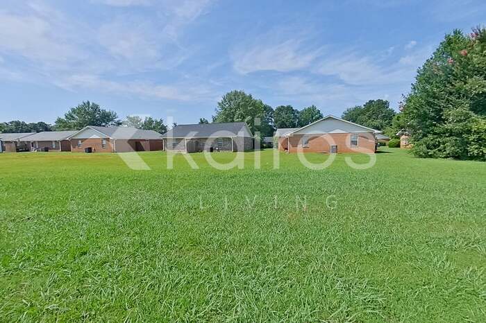 Building Photo - 310 Deer Park Dr