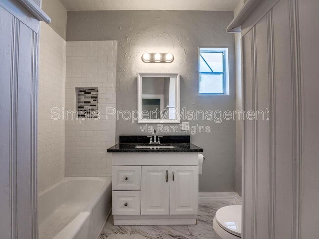 Building Photo - 812 N Broadway Ave