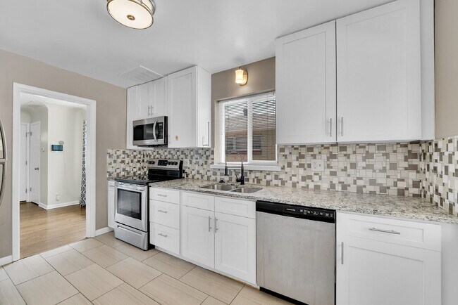 Building Photo - $3,045.00 5 bed, 2 bath located in Denver