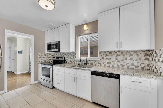 Building Photo - $3,195.00, 5 bed, 2 bath located in Denver