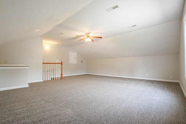 Building Photo - Three Bedroom with Bonus!