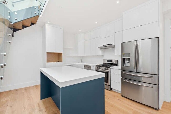 Building Photo - 807 Treat Ave