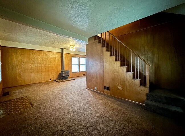 Building Photo - Vintage Living In Montavilla~ Front Porch~ Unfinished Basement~ Large Fully Fenced Yard