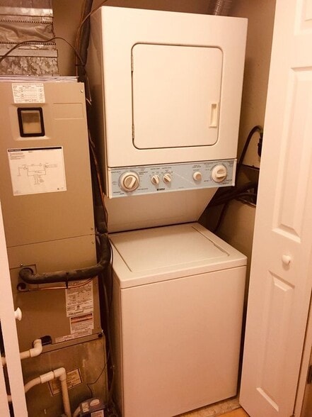 Stackable washer/dryer in unit - 9851 Hellingly Pl