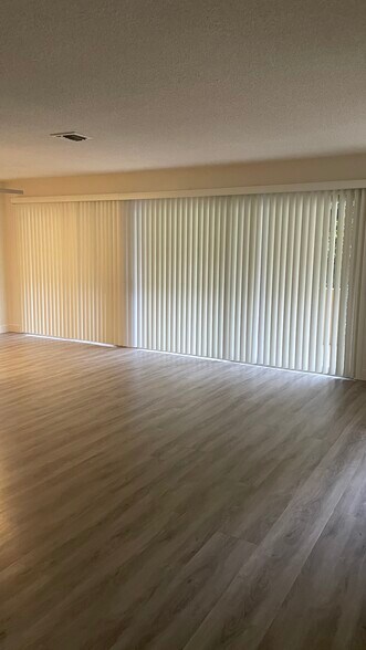 Building Photo - 17424 Burbank Blvd