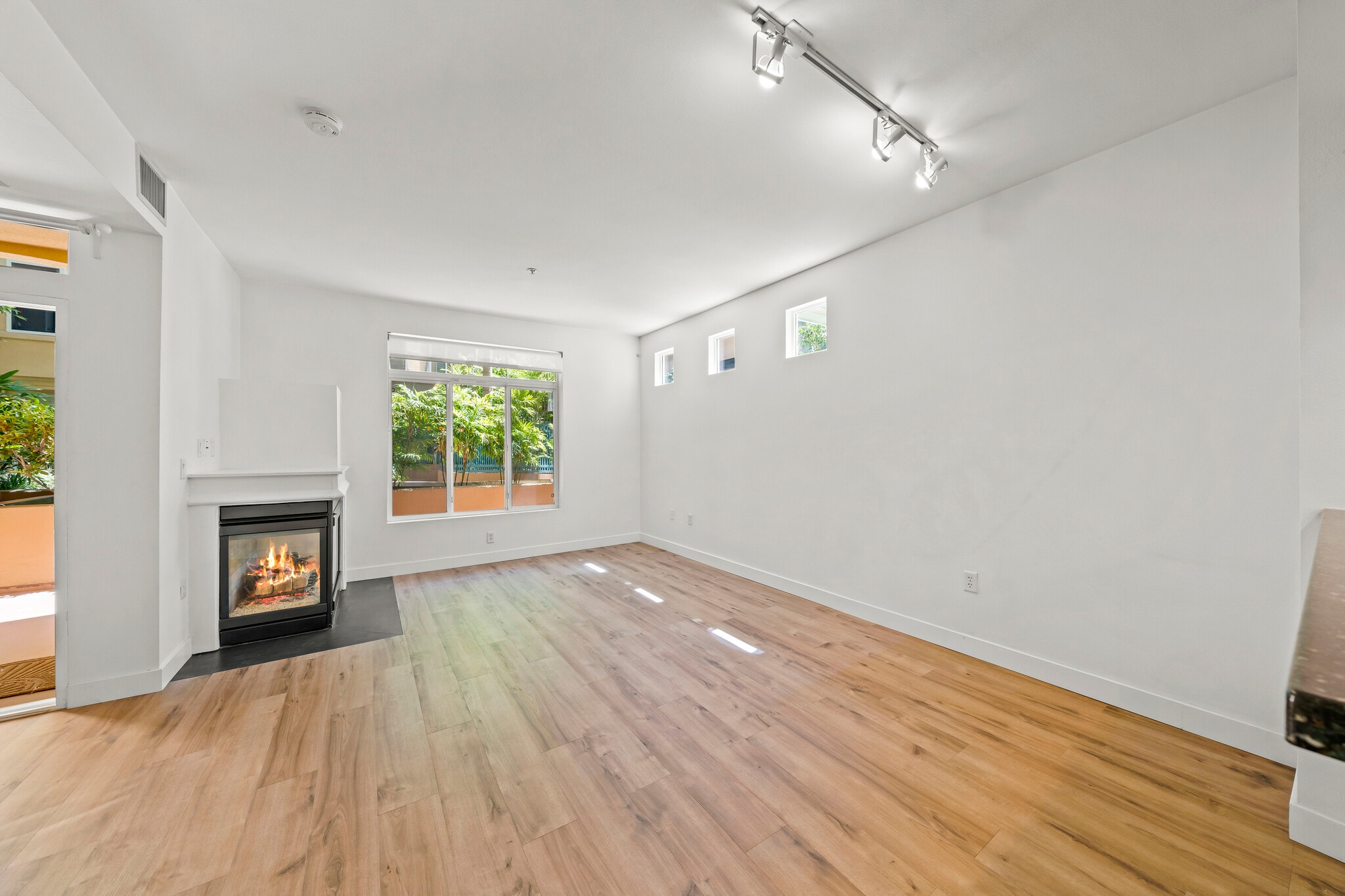 Building Photo - 2400 5Th Ave