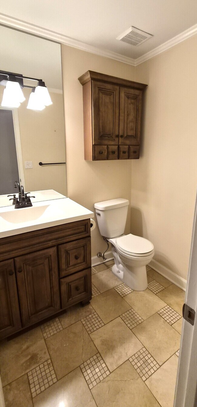 Building Photo - Great Two Bedroom Townhouse Convenient to Downtown Greenville!