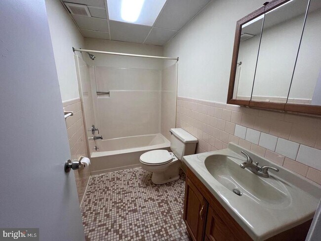 Building Photo - 1015 Francis Ave