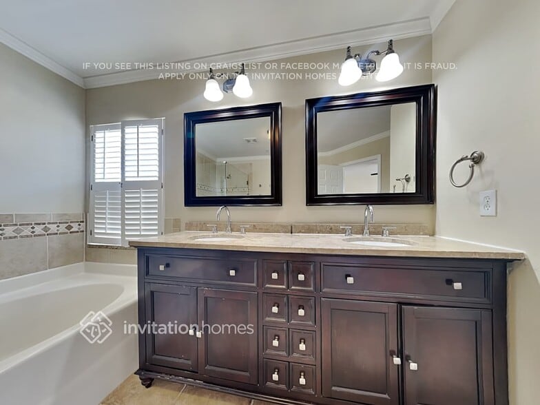 Building Photo - 12725 Longcrest Dr