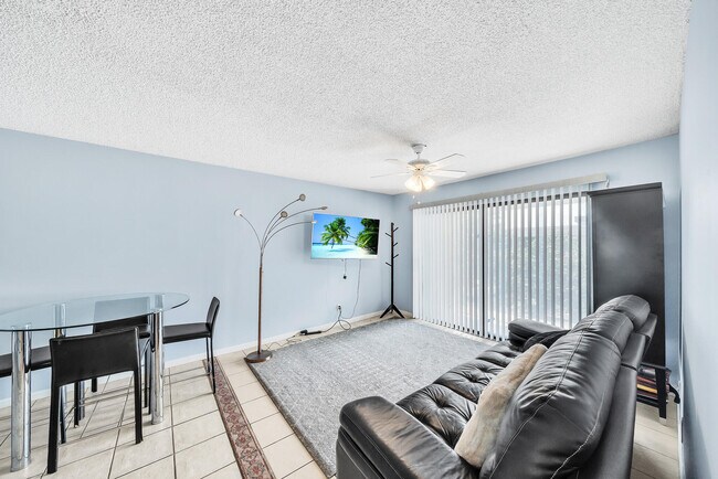 Building Photo - 130 Cypress Club Dr