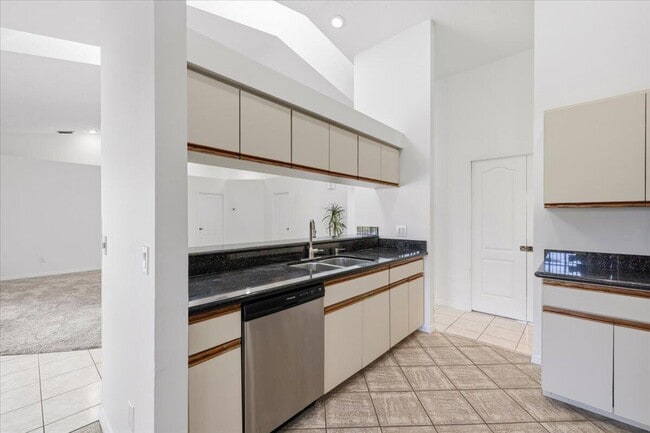 Building Photo - 1902 SE Gaskins Cir