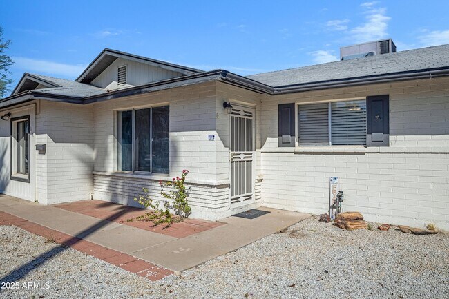 Building Photo - 110 W Del Rio Dr