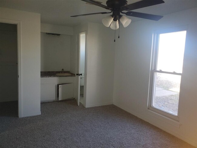 Building Photo - 4004 SE 45th St