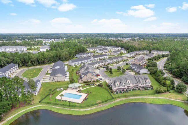 Building Photo - Furnished rental/Short Term Available