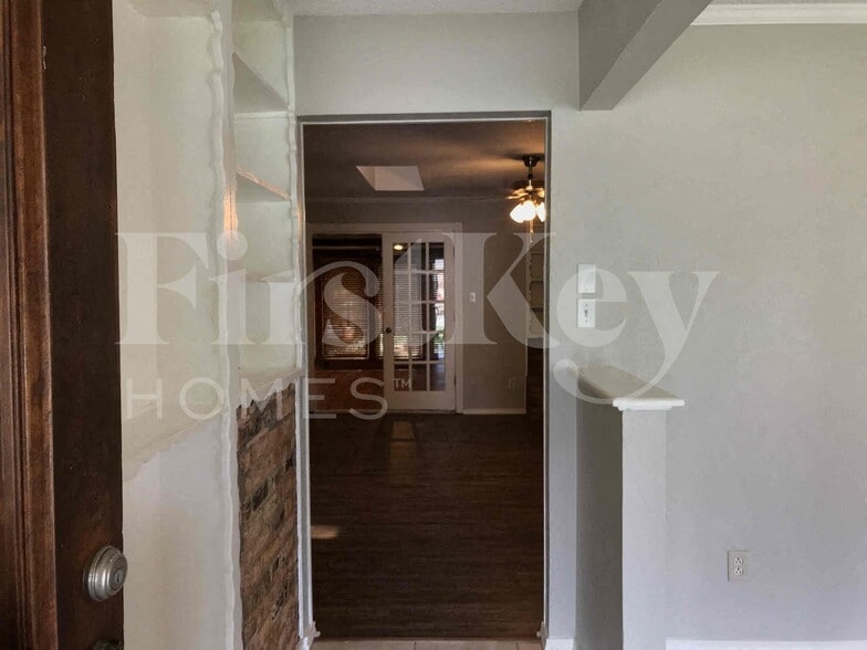 Building Photo - 2710 Peachtree Ln