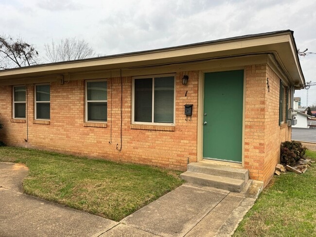 Building Photo - 503 S Fannin Ave