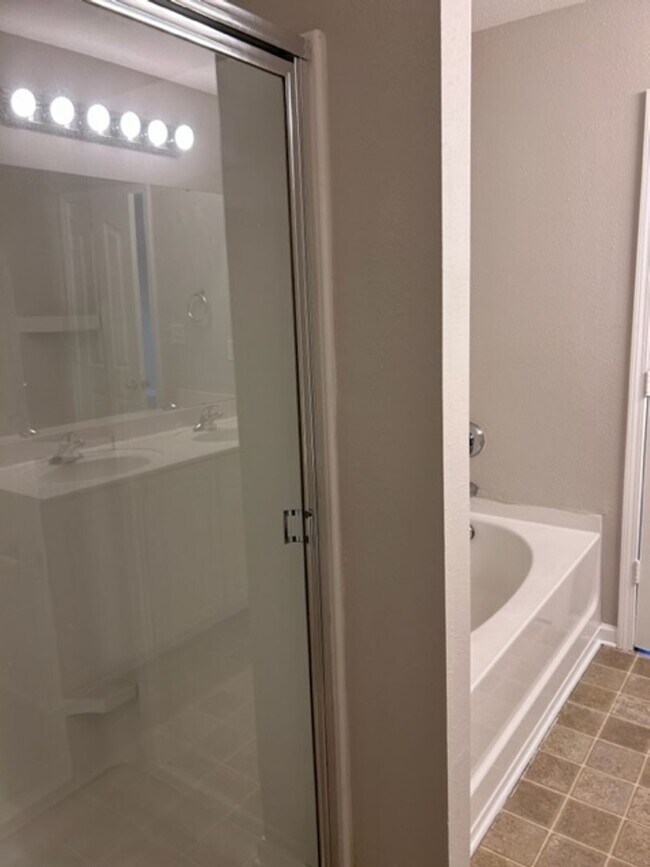 Building Photo - Stunning 4 Bedroom Home in Coulwood East Community