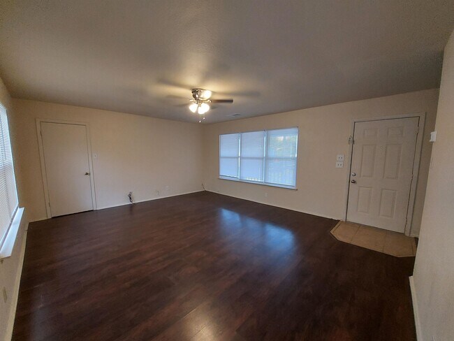 Building Photo - 404 Oakhill Dr