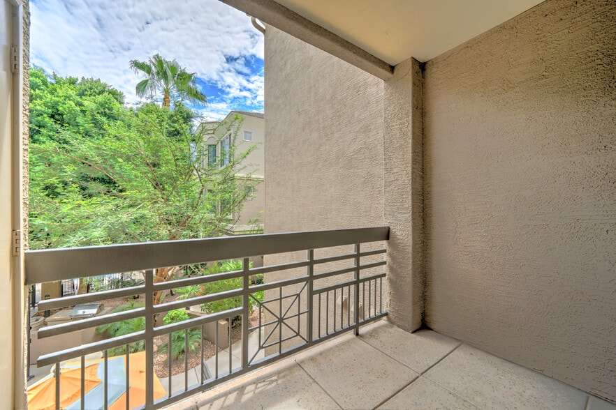 Private balcony - 435 W Rio Salado Pky
