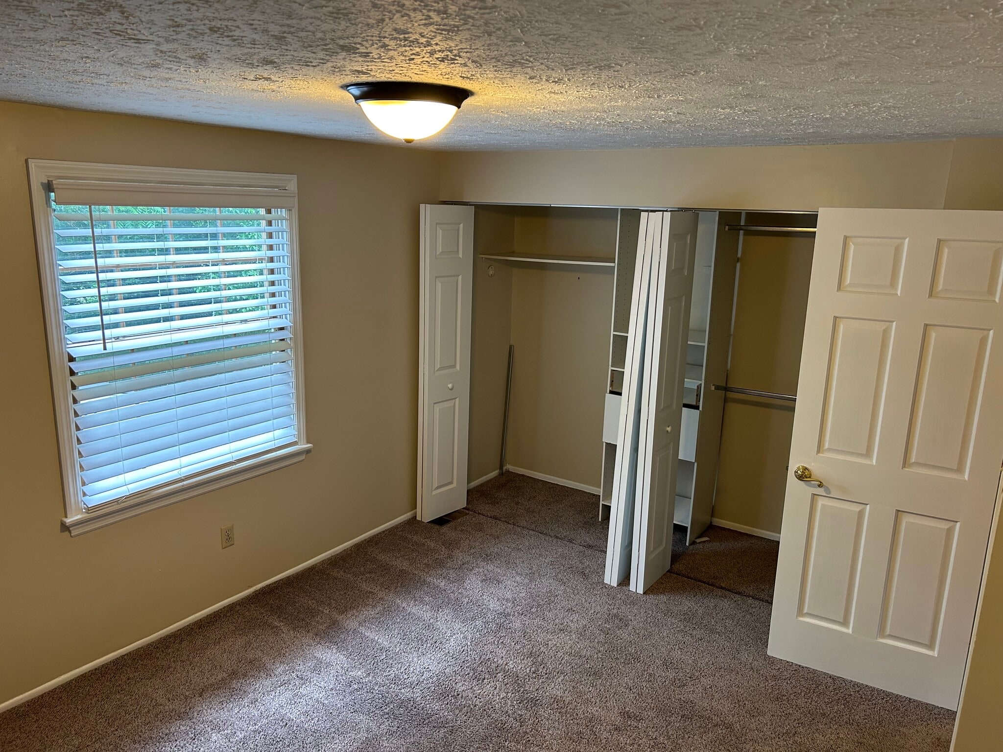 1st Bedroom - 406 Hickory Cir