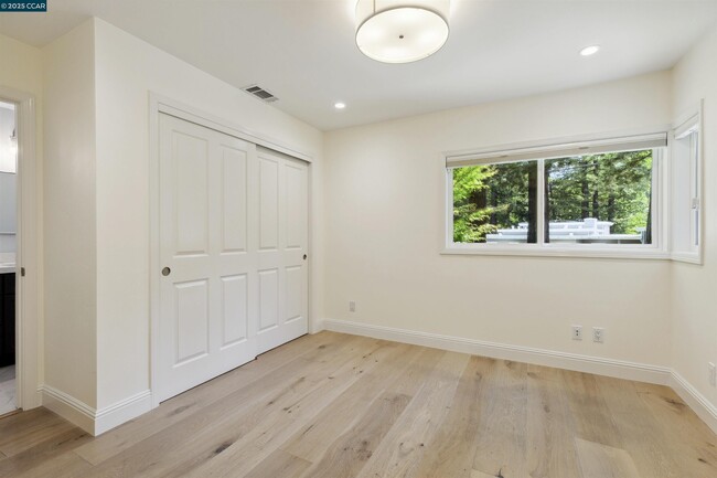 Building Photo - 125 Meadow Ln