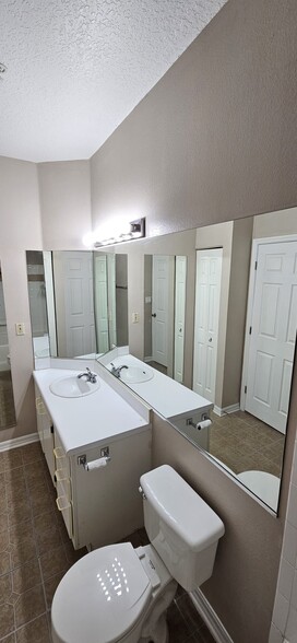 Master bathroom - 5614 Pinnacle Heights Cir