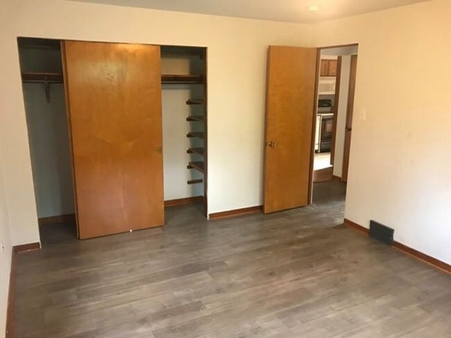 Building Photo - cen47