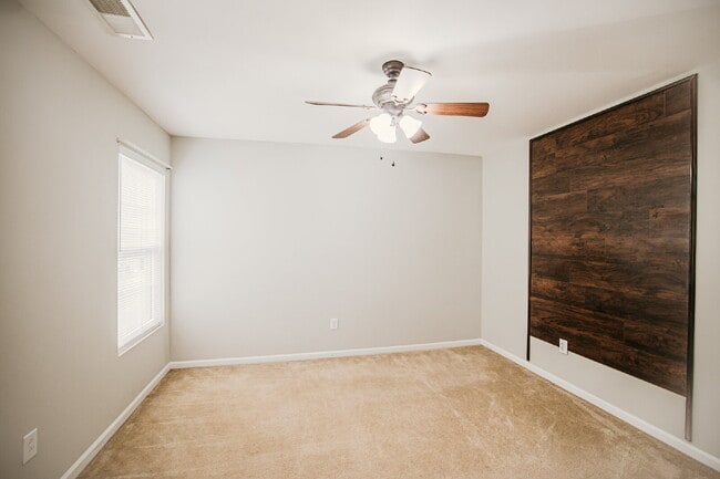 Building Photo - 4 Bed/2.5 Bath/Primary downstairs