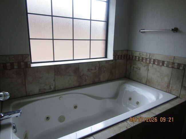 Building Photo - Beautiful 4-bedroom home located in the Heritage Hills Area!