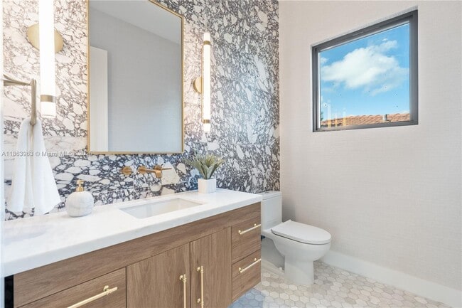 Building Photo - 9132 Dickens Ave