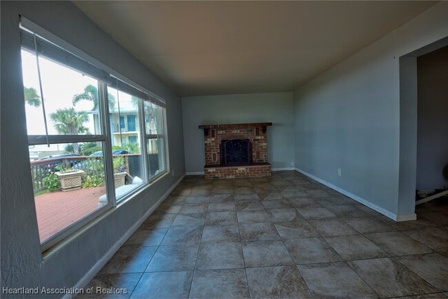 Building Photo - 2175 Lakeview Dr