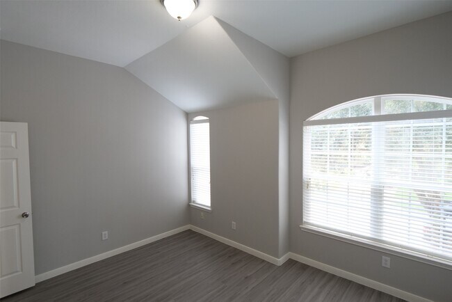 Building Photo - 6119 Lakenshire Falls Ln