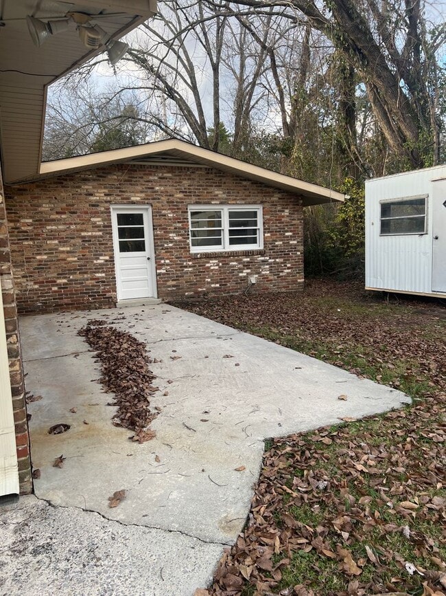 Building Photo - In the Middle of Murfreesboro!