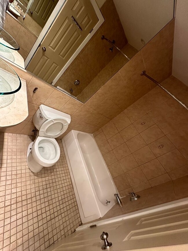 Building Photo - Charming 2 Bed / 1 Bath Apartment in a Prime Location!