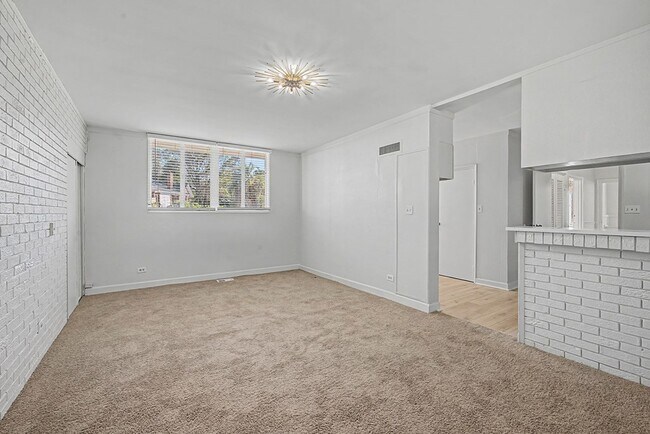 Building Photo - 1008 N Van Buren St