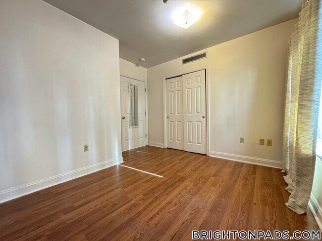 Building Photo - 8 Glencoe St