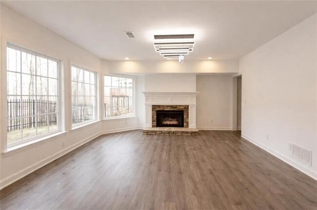 Building Photo - 1430 Hillcrest Heights