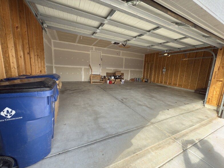 Building Photo - 920 E Bellows St