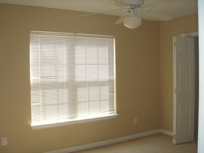 Building Photo - Student friendly! Large 5 BR, near WB and ...