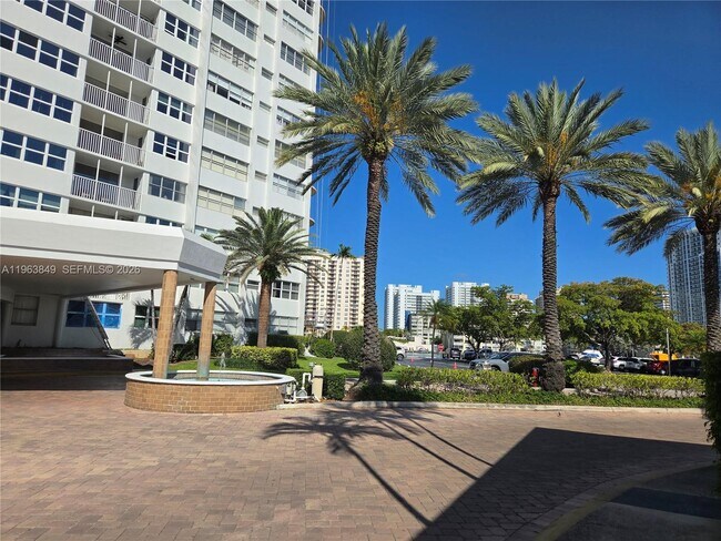 Building Photo - 100 Golden Isles Dr