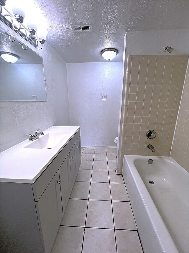 Building Photo - 19906 Rising Star Dr