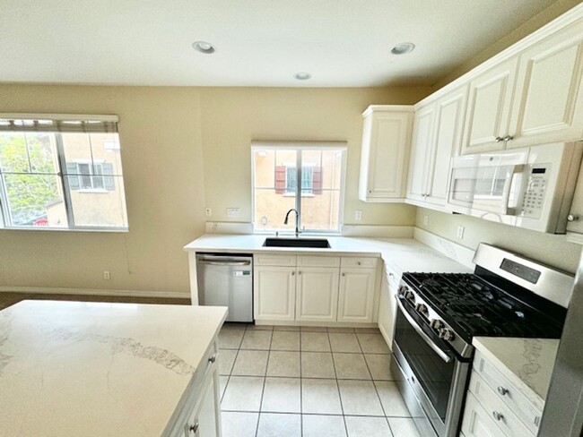 Building Photo - Three Story Condo for Rent Near Old Town T...