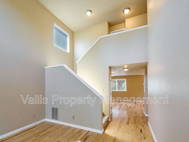 Building Photo - 224 SE Derby St